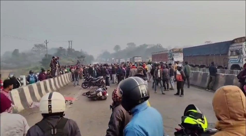 धनबाद में बालू तस्कर ने बाइक सवार को रौंदा, पिता की मौत, बेटी बाल-बाल बची