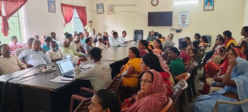 मनिका प्रखंड क्षेत्र के जन वितरण प्रणाली के दुकानदारों के साथ डीएसओ ने किया बैठक दिए निर्देश 