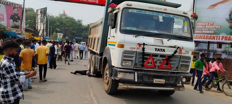 तेज रफ़्तार हाइवा ने पति पत्नी समेत दो को कुचला