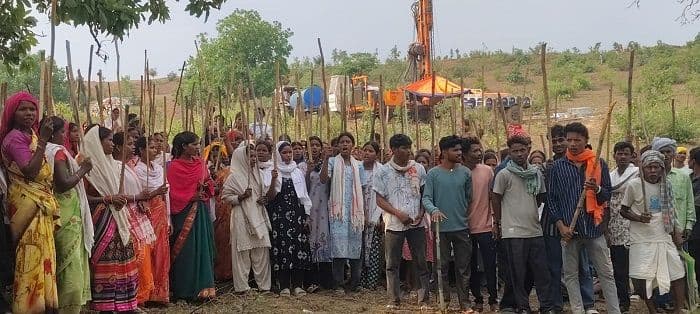ग्राम सभा की अनुमति के बिना कोयला जांच ड्रिलिंग का विरोध, पांच गांवों के ग्रामीणों ने किया उग्र प्रदर्शन