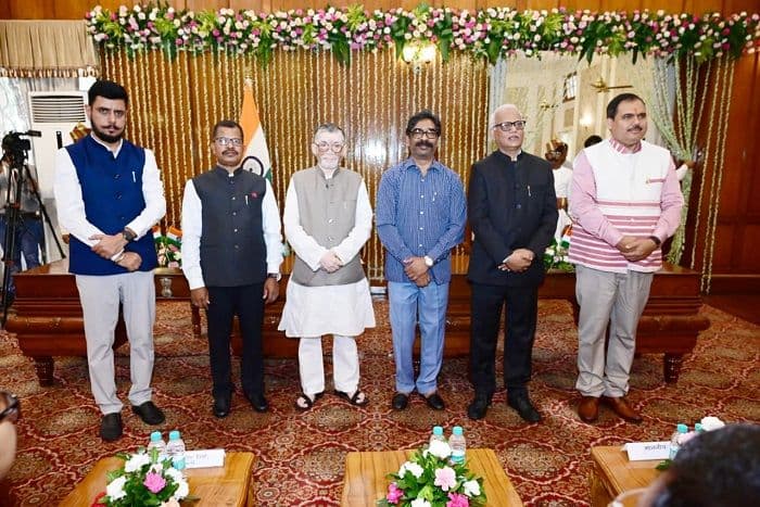 लोक भवन में नवनियुक्त सूचना आयुक्तों ने ली शपथ, मुख्यमंत्री हेमन्त सोरेन रहे मौजूद