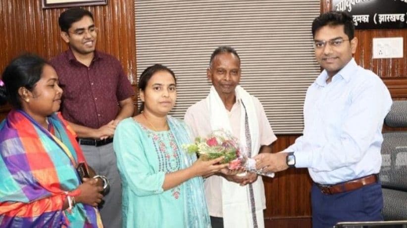 झारखंड में आदिम जनजाति पहाड़िया समुदाय से बबीता बनी पहली डिप्टी कलेक्टर, दुमका डीसी ने किया सम्मानित