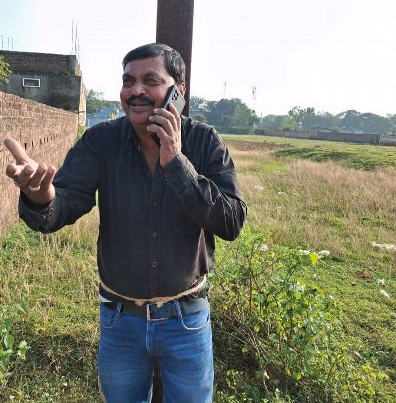 अवैध शराब के तस्कर को ग्रामीणों ने पकड़कर बिजली के खंभे से बांधा, दो फरार