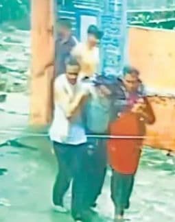 दबे पिता और बच्चों को लोगों ने गले लगाया