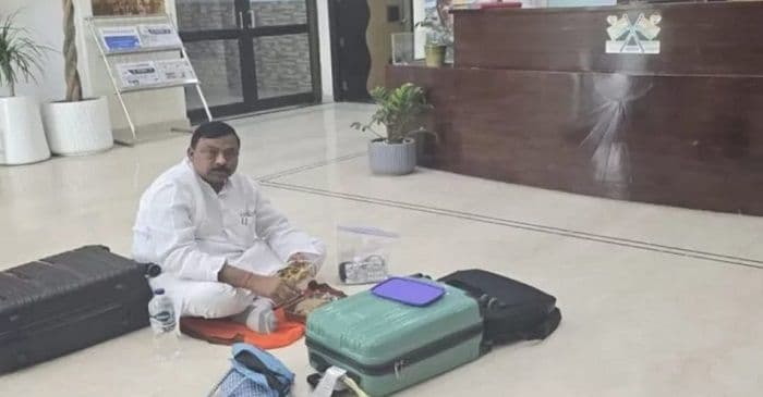 झारखंड भवन में विधायक डा शशि भूषण को नहीं मिला कमरा, नाराज विधायक बैठे धरने पर