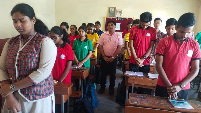 डी ए वी में 28 दीप जलाकर आतंकी हमले में मारे गए लोगों को दी गई श्रद्धांजलि