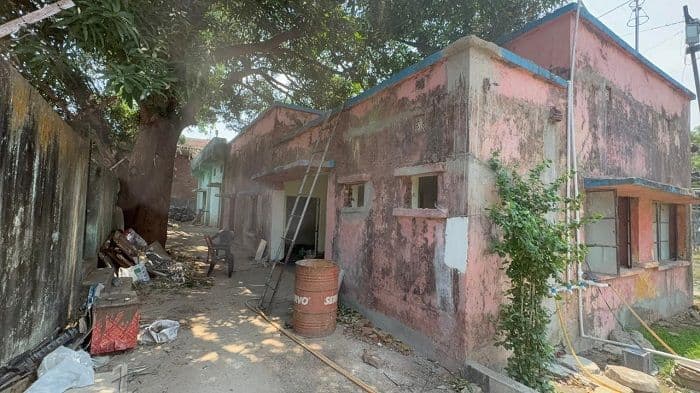 बरवाडीह पावर सबस्टेशन में भवन मरम्मत कार्य पर उठे सवाल, जर्जर भवनों की सिर्फ लीपापोती का आरोप