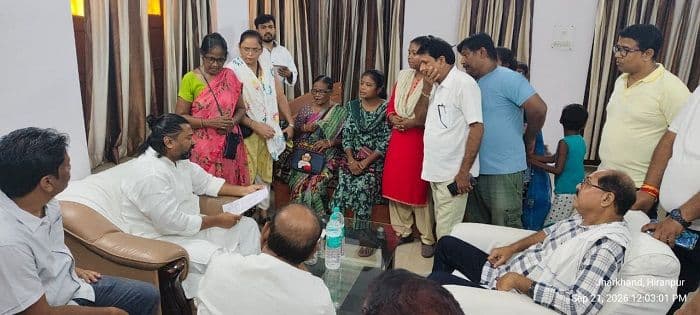 सांसद विजय हांसदा ने जनता व कार्यकर्ताओं की समस्याएं सुनीं, समाधान का दिया भरोसा