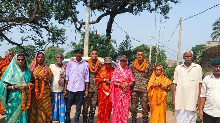 महार रेजिमेंट का प्रशिक्षण पूरा कर गांव लौटे अरविंद यादव व तपन महतो, ग्रामीणों ने किया भव्य स्वागत