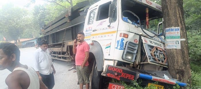 तेज रफ्तार ट्रेलर की चपेट में आने से युवक की दर्दनाक मौत