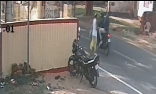 बाइक सवार दो उच्चकों ने एक बृद्ध आदमी के गले से सोने का चेन छीनकर भाग निकला, पूरी वाक्या सीसीटीवी में कैद 