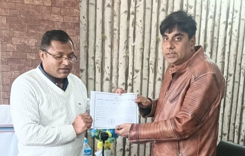 झारखंड आंदोलनकारी के रूप में प्रशांत सिंह को बीडीओ ने दिया प्रमाण पत्र 