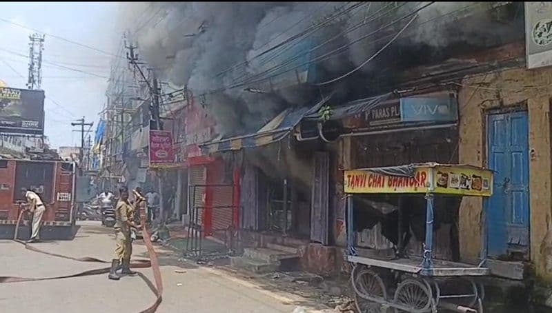 बिजली दुकान में लगी भीषण आग