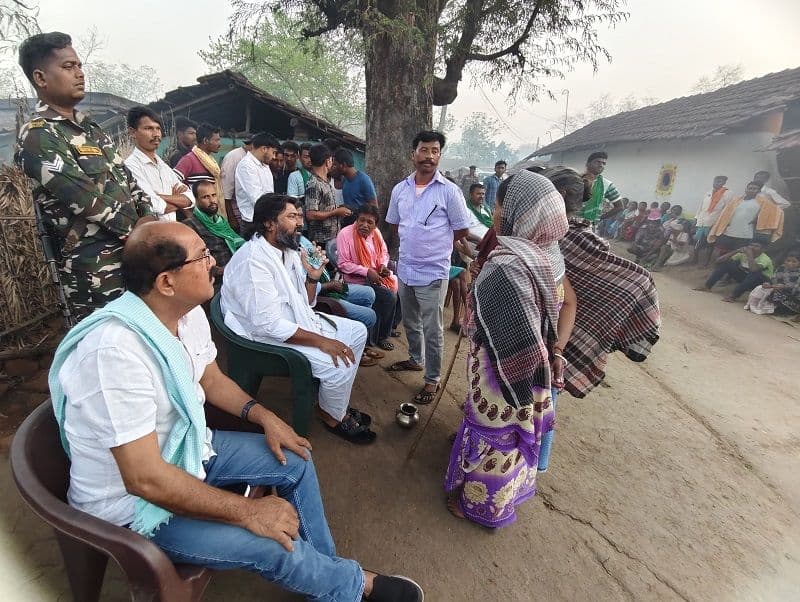 सांसद विजय  ने  अमड़ापाड़ा प्रखंड के विभिन्न गांवों का किया दौरा, ग्रामीणों  से हुए रूबरू 