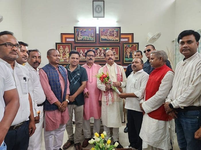 पूर्व मुख्यमंत्री रघुवर दास का लातेहार आगमन, कार्यकर्ताओं ने किया गर्मजोशी से स्वागत