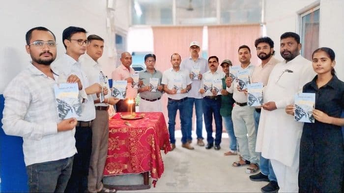 पिताजी की पहली पुण्यतिथि पर कवि विनोद सागर ने अपनी सातवीं पुस्तक 'संभावना अभी जीवित है' का किया विमोचन...