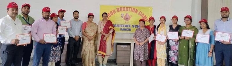 रक्तदान शिविर में शिक्षकों, कर्मचारियों व अभिभावकों ने बढ़-चढ़कर लिया हिस्सा