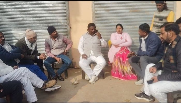 विधायक रामचंद्र सिंह ने मनिका में जनप्रतिनिधियों के साथ की बैठक, जाना क्षेत्र की समस्या