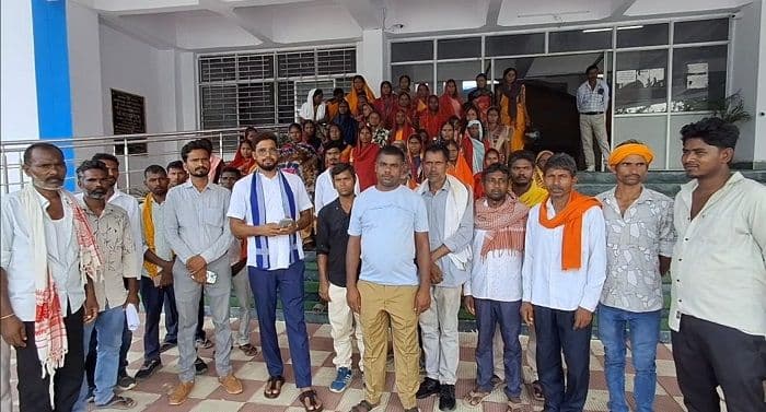 बसरिया खुर्द में अवैध पत्थर खनन के खिलाफ ग्रामीणों का प्रदर्शन, उपायुक्त को सौंपा ज्ञापन