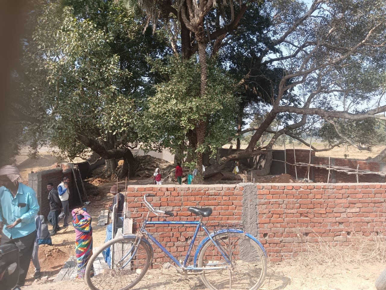 बंदुआ में देव स्थल के चारदीवारी निर्माण से ग्रामीणों में उत्साह