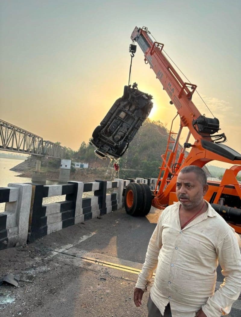 बोलेरो दुर्घटनाग्रस्त होकर पुल से नीचे गिरा, दो की मौत