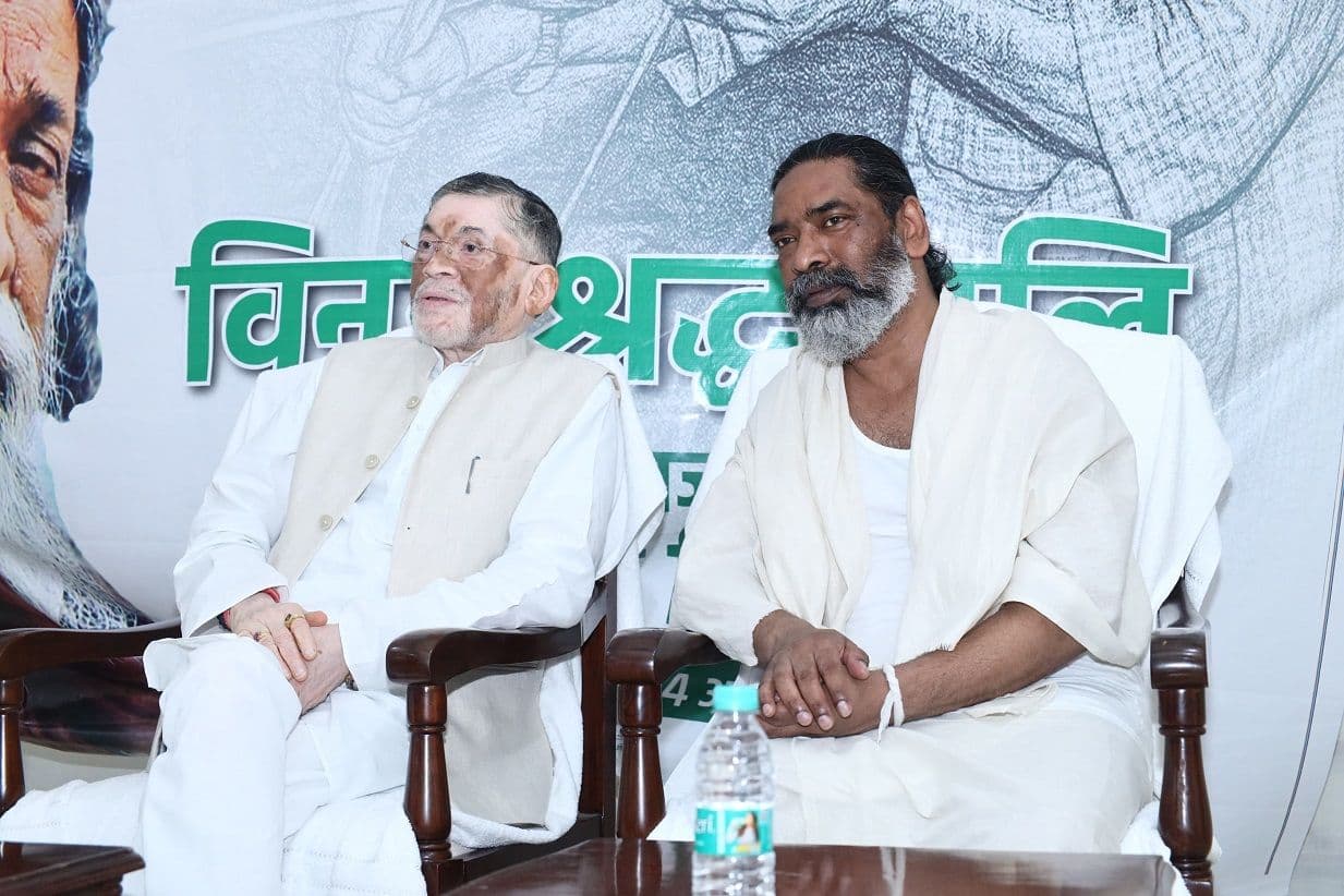 राज्यपाल ने पूर्व मुख्यमंत्री एवं राज्यसभा सांसद दिशोम गुरु स्मृति -शेष शिबू सोरेन जी की तस्वीर पर पुष्प अर्पित कर उन्हें भावभीनी श्रद्धांजलि दी