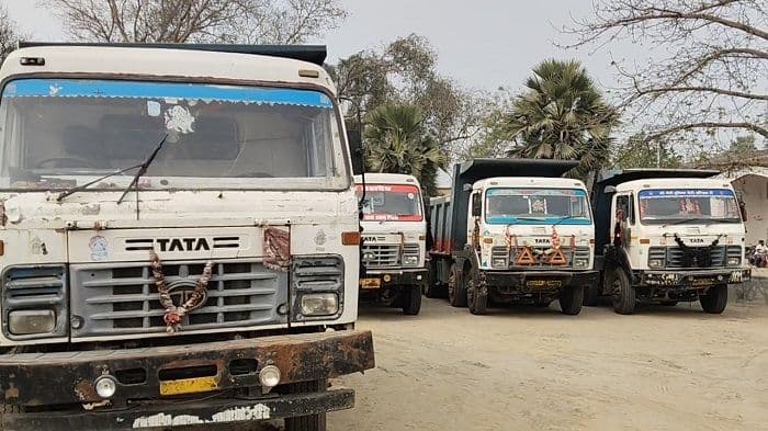 पलामू डीएमओ सुनील कुमार के निर्देश पर अवैध स्टोन चिप्स परिवहन करते छह हाइवा को किया गया जब्त