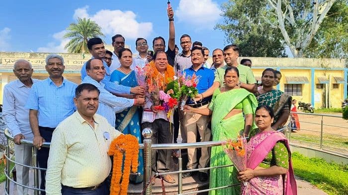 चैनपुर प्रखंड कार्यालय में पंचायत सचिव विश्वराम केवट को दी गई भावभीनी विदाई 