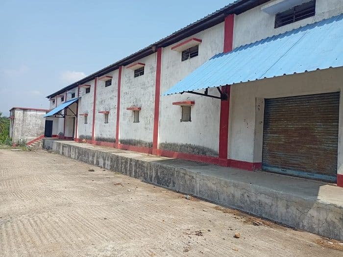 देखरेख के अभाव में जर्जर हो रहा करोड़ों की लागत से बना सरकारी गोदाम