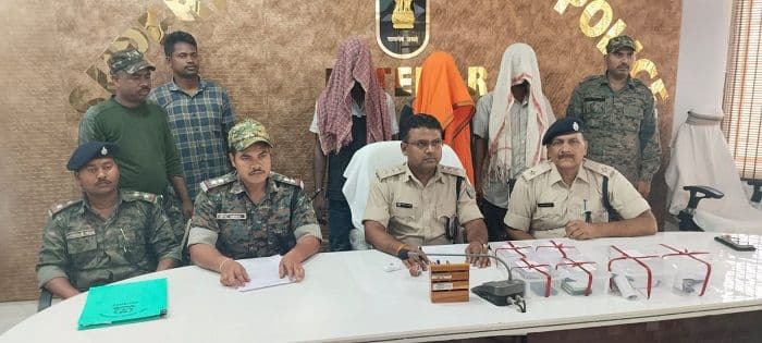 हथियार के साथ तीन PLFI उग्रवादी गिरफ्तार, क्रेशर व ईंट भट्ठा गोलीकांड में थे शामिल
