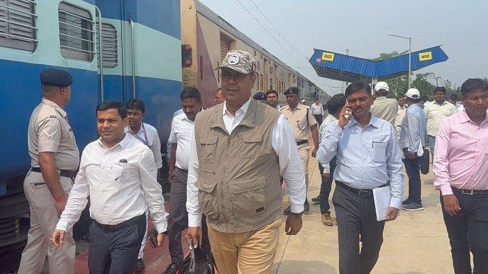 मंगरा हाल्ट पहुंचे सीआरएस गुरु प्रकाश, तीसरी लाइन परियोजना का किया निरीक्षण