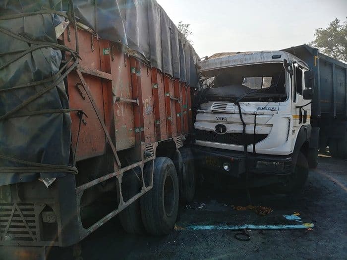 प्रतिबंध के बावजूद सड़क पर दौड़ रहे कोयला डंपर, खड़े ट्रक में मारी जोरदार टक्कर, चालक घायल