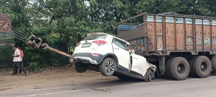 पटना से रजरप्पा जा रही एक्सयूवी कार ने खड़े ट्रक में मारी टक्कर, एक की मौत