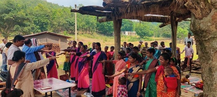 पीपीटीजी ग्राम पकारकोना में नशा मुक्त अभियान के तहत ग्रामीणों को दिलाई गई शपथ 