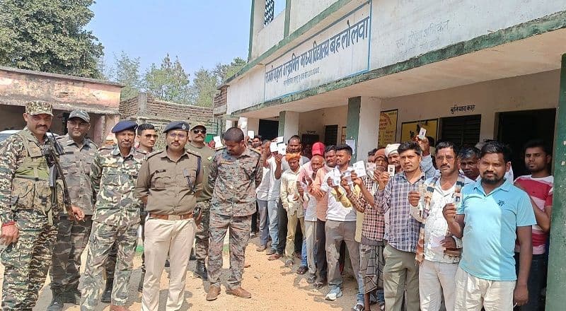 सीडीपीओ राजीव रंजन व थाना प्रभारी लाल जी ने संवेदनशील बूथ बहलोलवा पर गश्त किए तेज