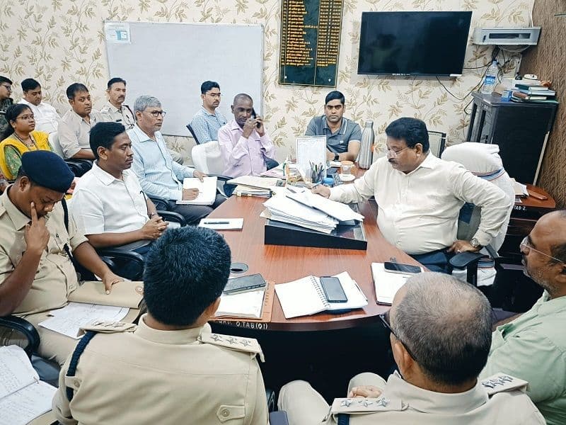 त्योहारों को लेकर गिरिडीह प्रशासन अलर्ट, SDM की अध्यक्षता में बैठक