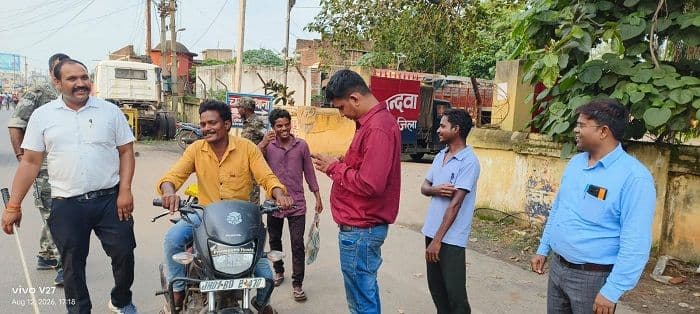 स्वतंत्रता दिवस से पहले चंदवा में वाहन जांच अभियान, 35 वाहनों से ₹63,500 का ई-चालान
