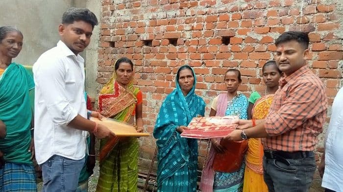 युवाओ द्वारा सैकड़ों  गरीब महिलाओ के बीच वितरण किया गया वस्त्र