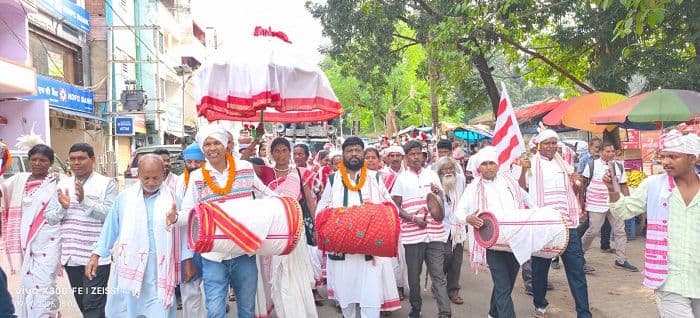 गुमला में रविवार को 'करम पूर्व संध्या सह शोभा यात्रा 2026' का भव्य और पारंपरिक आयोजन किया गया