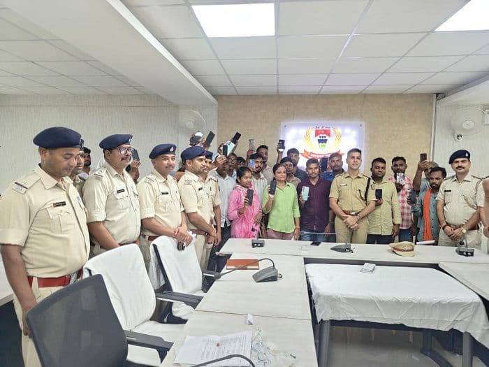 पलामू पुलिस ने 104 गुम हुए मोबाइल उनके वास्तविक मालिकों को लौटाए