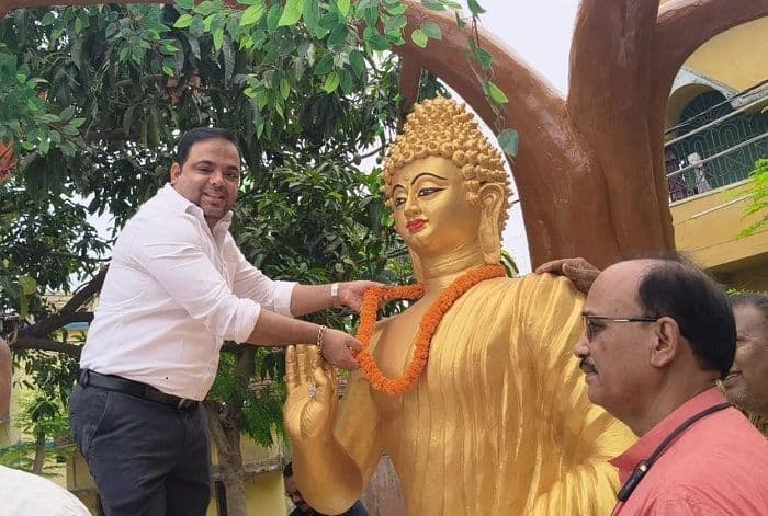 बुद्ध पूर्णिमा पर भगवान गौतम बुद्ध के प्रतिमा पर  माल्यार्पण कर अजहर इस्लाम ने किया नमन