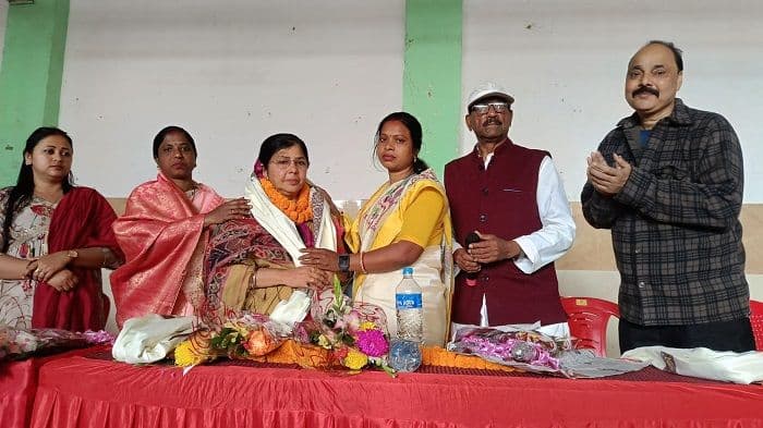 चंद्रवंशी परिवार ने किया मेदिनीनगर नगर निगम मेयर प्रत्याशी पूनम सिंह का समर्थन 