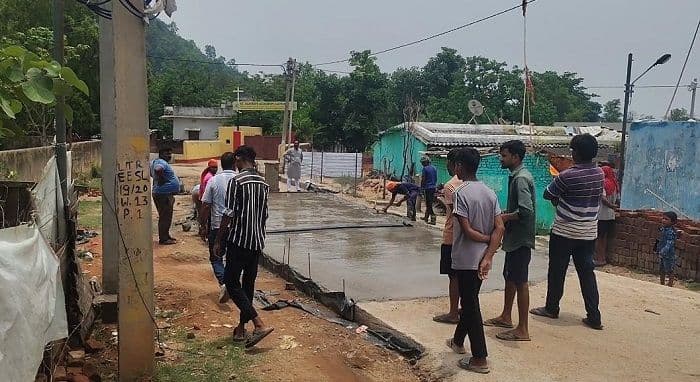चंदनडीह-पांडेपुरा सड़क निर्माण में गड़बड़ी का आरोप, ग्रामीणों ने की उच्चस्तरीय जांच की मांग