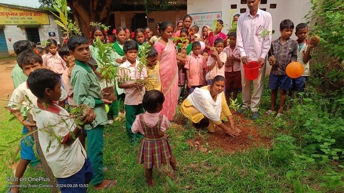 चैनपुर में पर्यावरण संरक्षण की मिसाल, प्रधानाध्यापिका ने जन्मदिन पर लगाए 100 पेड़