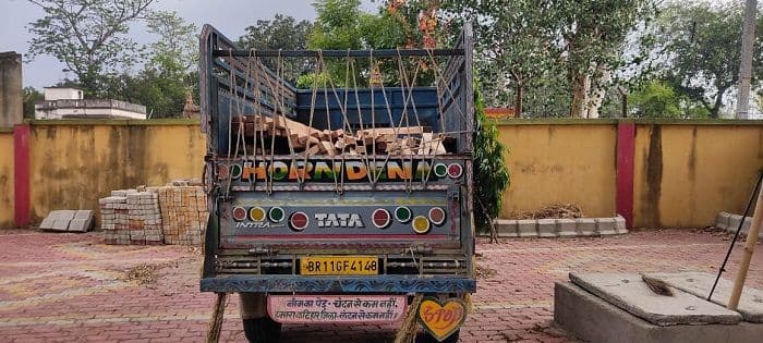 लकड़ी से लदी पिकअप वैन को वन विभाग ने किया जप्त,दर्ज होगा केस