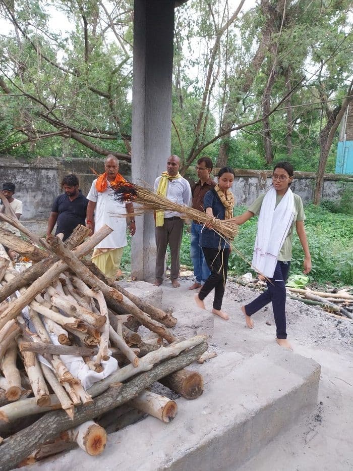 झुमरी तिलैया के अमित कुमार सिन्हा का निधन, बेटियों ने दी मुखाग्नि; भावुक माहौल में हुई अंतिम विदाई