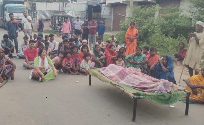 झोलाछाप डॉक्टर की लापरवाही से महिला की मौत  परिजनों ने किया पांकी डालटनगंज मुख्य पथ पर चक्का जाम 