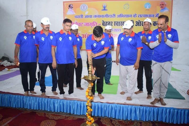 अंतरराष्ट्रीय योग दिवस  पर जिले में योग सत्र का  आयोजन
