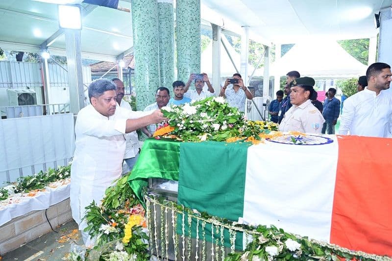 गुरुजी के आवास पहुंच उनके पार्थिव शरीर को नमन कर दिनेश मरांडी ने दी श्रद्धांजलि