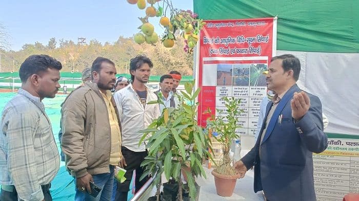खेतों में उन्नत बीज व फलदार वृक्ष लगाकर अपने को मालामाल करें किसान : वैज्ञानिक प्रमोद कुमार